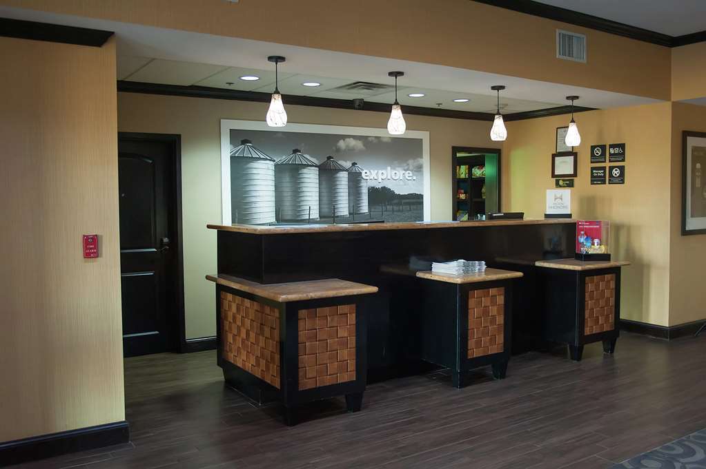 Hampton Inn & Suites Palestine Beltér fotó